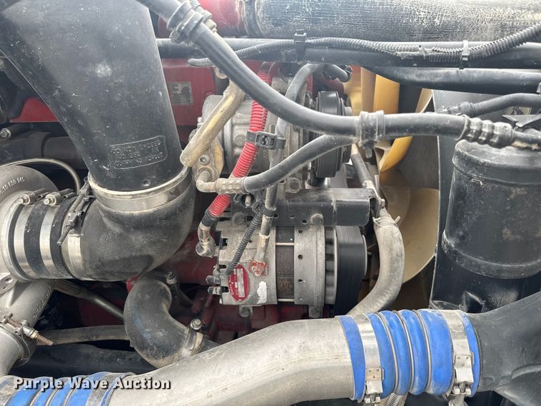 image for item OE9547 2011 Freightliner Cascadia semi truck