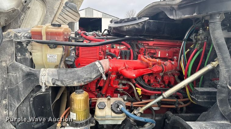 image for item OE9547 2011 Freightliner Cascadia semi truck