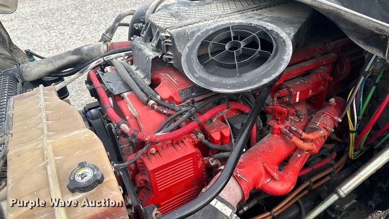 image for item OE9547 2011 Freightliner Cascadia semi truck