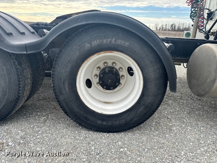 image for item OE9547 2011 Freightliner Cascadia semi truck