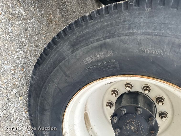 image for item OE9547 2011 Freightliner Cascadia semi truck