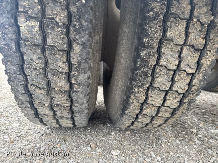 image for item OE9547 2011 Freightliner Cascadia semi truck