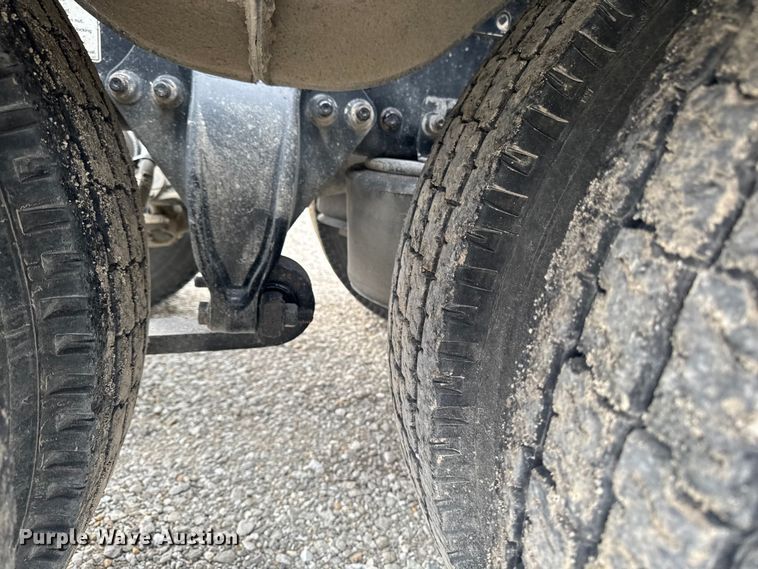 image for item OE9547 2011 Freightliner Cascadia semi truck