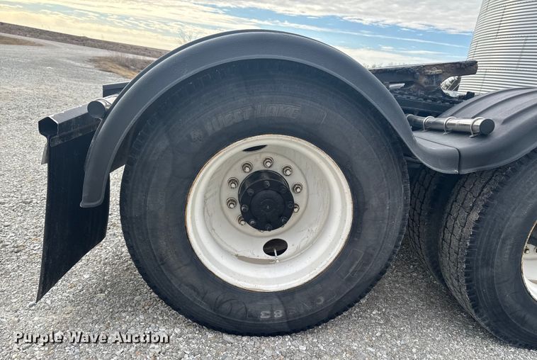 image for item OE9547 2011 Freightliner Cascadia semi truck