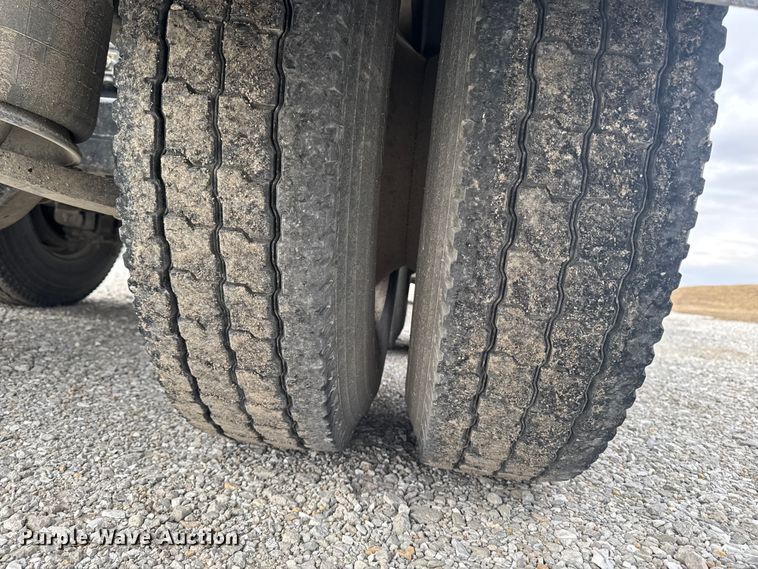 image for item OE9547 2011 Freightliner Cascadia semi truck