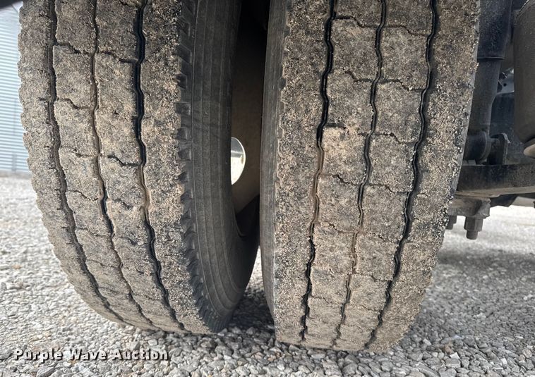 image for item OE9547 2011 Freightliner Cascadia semi truck