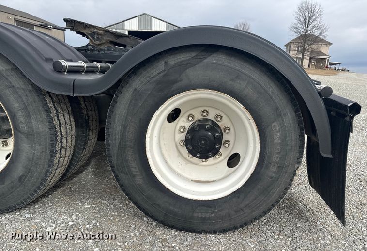 image for item OE9547 2011 Freightliner Cascadia semi truck