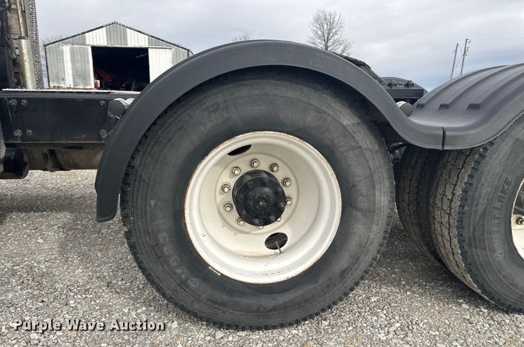 image for item OE9547 2011 Freightliner Cascadia semi truck