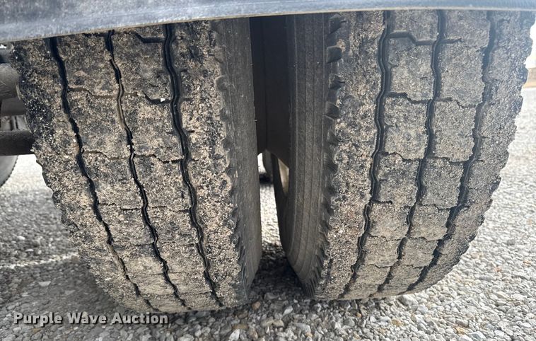 image for item OE9547 2011 Freightliner Cascadia semi truck