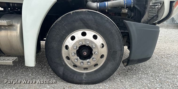 image for item OE9547 2011 Freightliner Cascadia semi truck