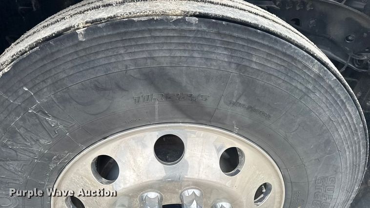 image for item OE9547 2011 Freightliner Cascadia semi truck