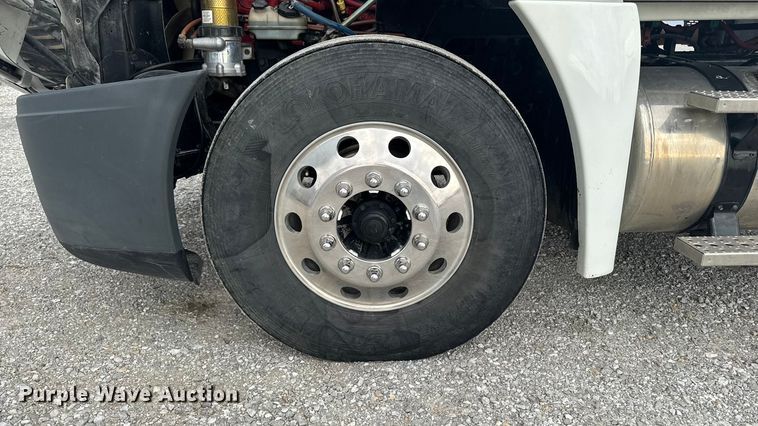 image for item OE9547 2011 Freightliner Cascadia semi truck