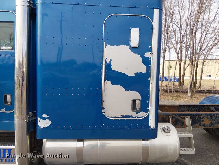 image for item OJ9946 2005 Peterbilt 379 semi truck