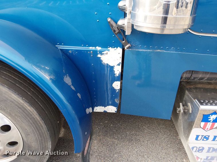 image for item OJ9946 2005 Peterbilt 379 semi truck
