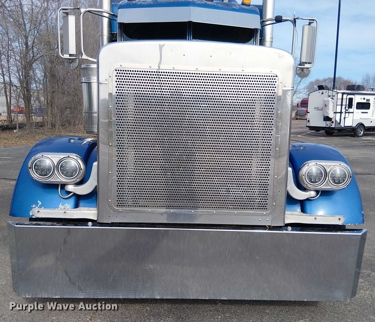 image for item OJ9946 2005 Peterbilt 379 semi truck