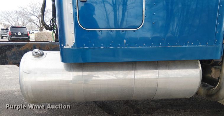 image for item OJ9946 2005 Peterbilt 379 semi truck