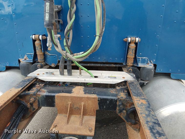 image for item OJ9946 2005 Peterbilt 379 semi truck