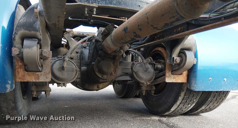 image for item OJ9946 2005 Peterbilt 379 semi truck