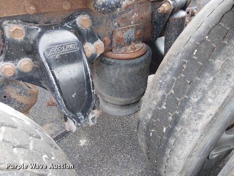 image for item OJ9946 2005 Peterbilt 379 semi truck