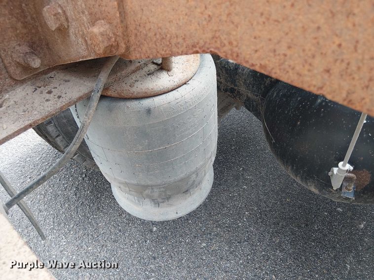 image for item OJ9946 2005 Peterbilt 379 semi truck