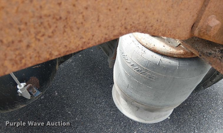 image for item OJ9946 2005 Peterbilt 379 semi truck