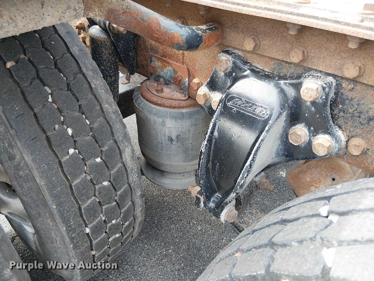 image for item OJ9946 2005 Peterbilt 379 semi truck