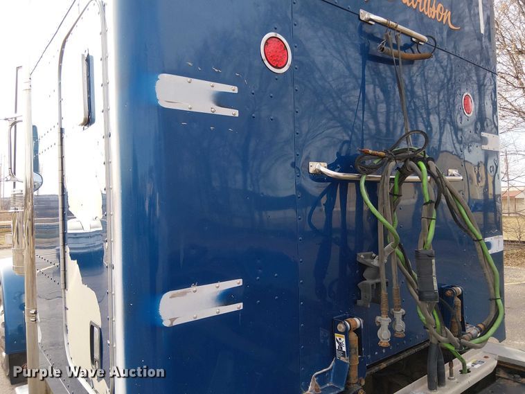 image for item OJ9946 2005 Peterbilt 379 semi truck