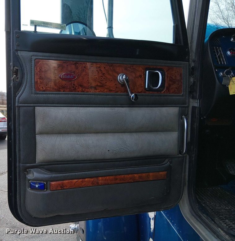 image for item OJ9946 2005 Peterbilt 379 semi truck