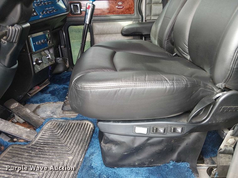 image for item OJ9946 2005 Peterbilt 379 semi truck