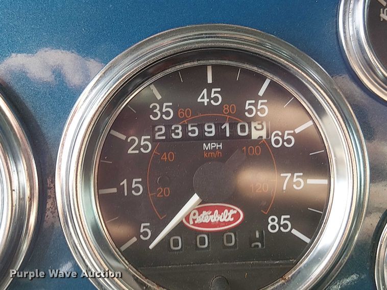 image for item OJ9946 2005 Peterbilt 379 semi truck