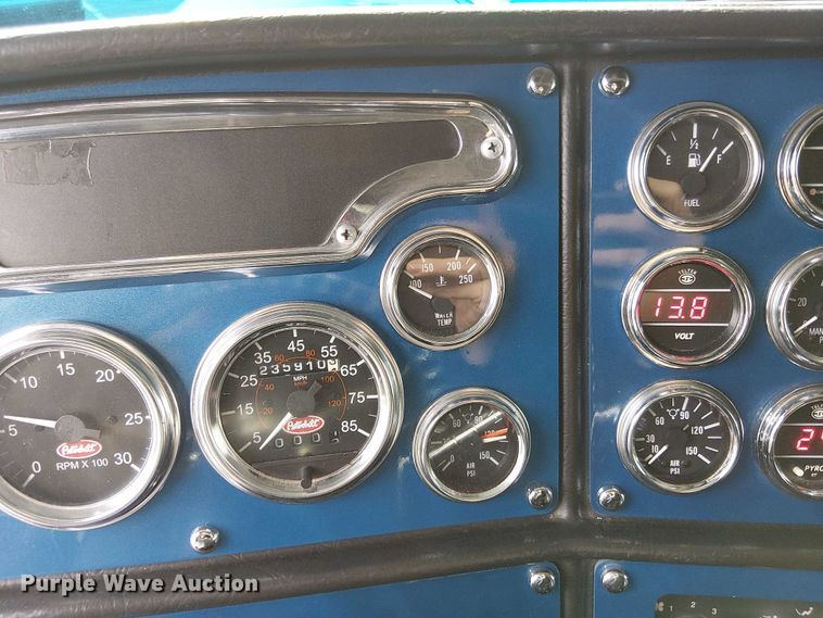 image for item OJ9946 2005 Peterbilt 379 semi truck