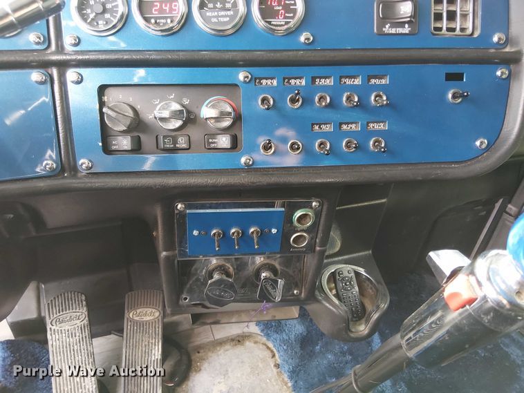 image for item OJ9946 2005 Peterbilt 379 semi truck