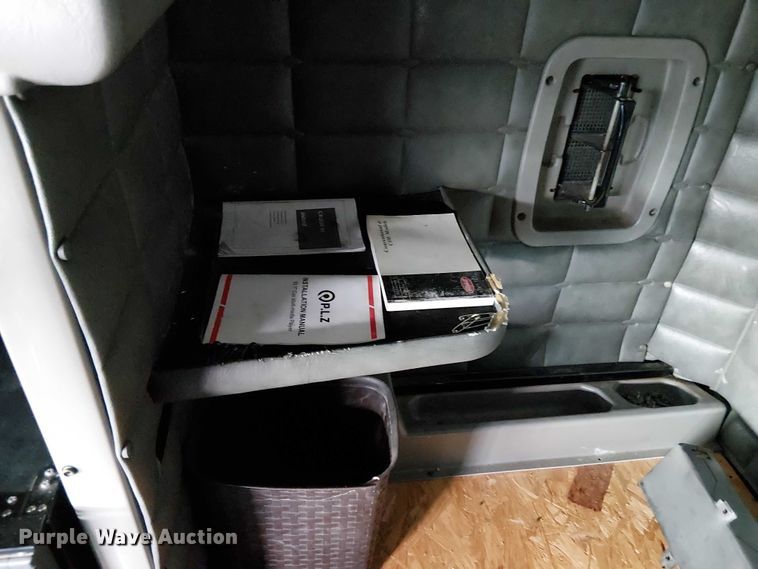 image for item OJ9946 2005 Peterbilt 379 semi truck