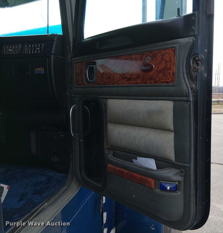 image for item OJ9946 2005 Peterbilt 379 semi truck