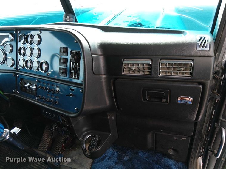 image for item OJ9946 2005 Peterbilt 379 semi truck