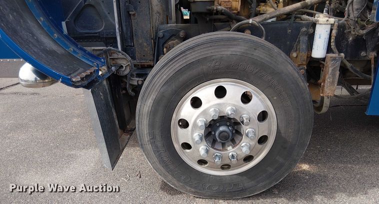 image for item OJ9946 2005 Peterbilt 379 semi truck