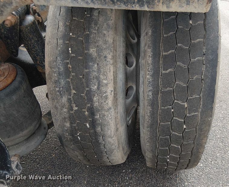 image for item OJ9946 2005 Peterbilt 379 semi truck