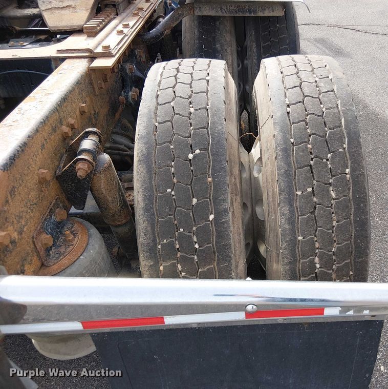 image for item OJ9946 2005 Peterbilt 379 semi truck