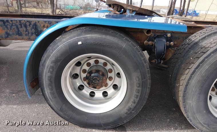 image for item OJ9946 2005 Peterbilt 379 semi truck