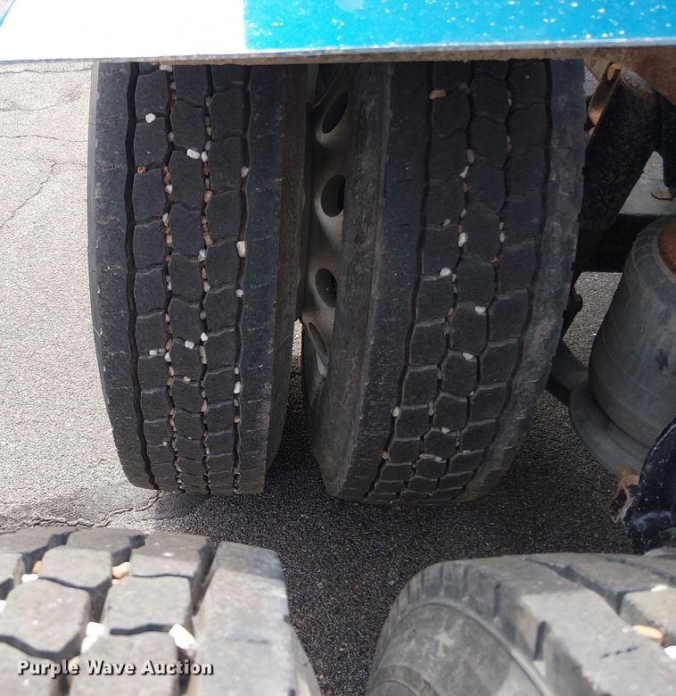 image for item OJ9946 2005 Peterbilt 379 semi truck