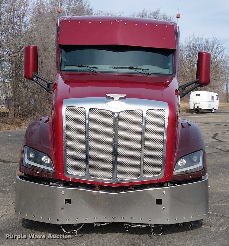 image for item OJ9947 2015 Peterbilt 579 semi truck