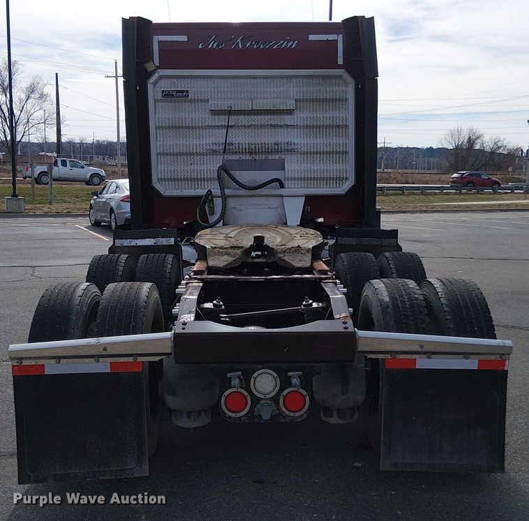 image for item OJ9947 2015 Peterbilt 579 semi truck