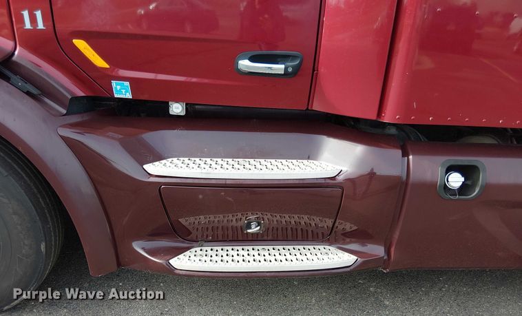 image for item OJ9947 2015 Peterbilt 579 semi truck