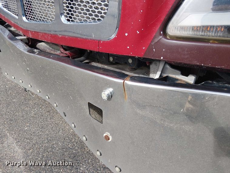 image for item OJ9947 2015 Peterbilt 579 semi truck