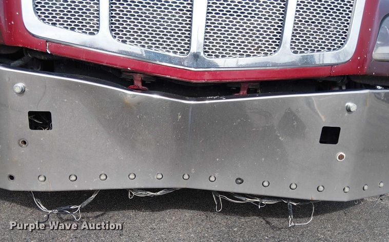 image for item OJ9947 2015 Peterbilt 579 semi truck