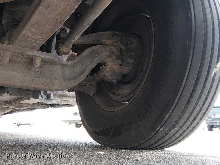 image for item OJ9947 2015 Peterbilt 579 semi truck