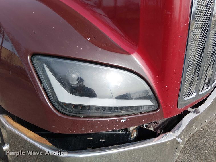 image for item OJ9947 2015 Peterbilt 579 semi truck