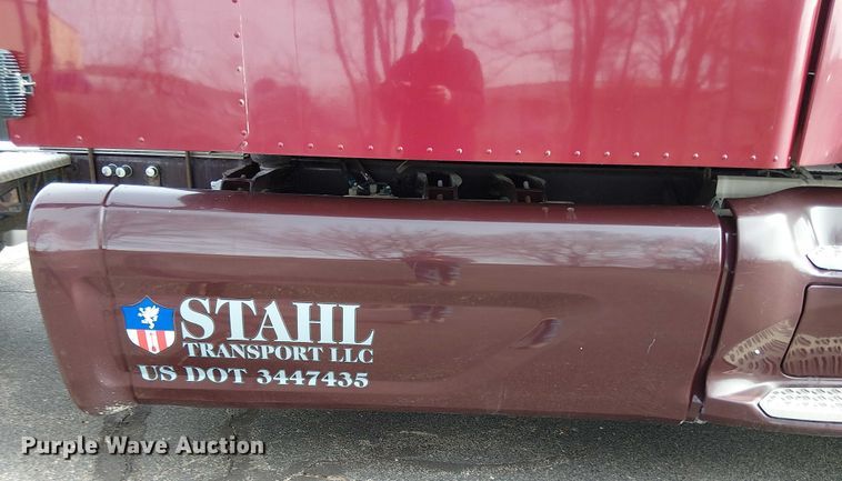 image for item OJ9947 2015 Peterbilt 579 semi truck