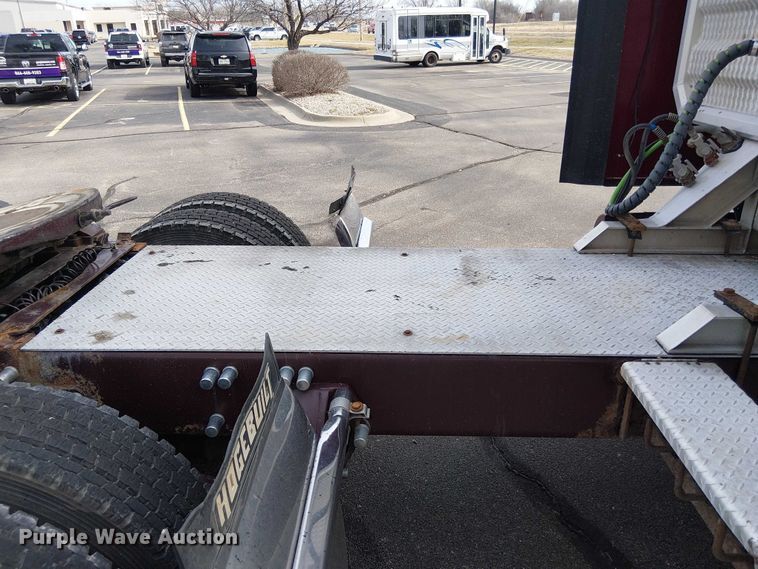 image for item OJ9947 2015 Peterbilt 579 semi truck