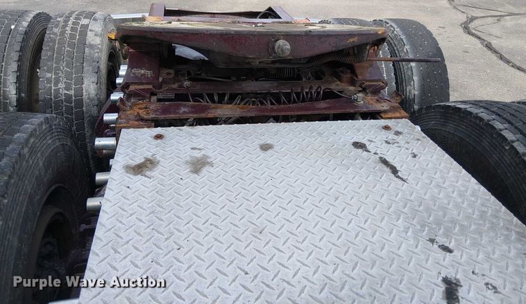 image for item OJ9947 2015 Peterbilt 579 semi truck